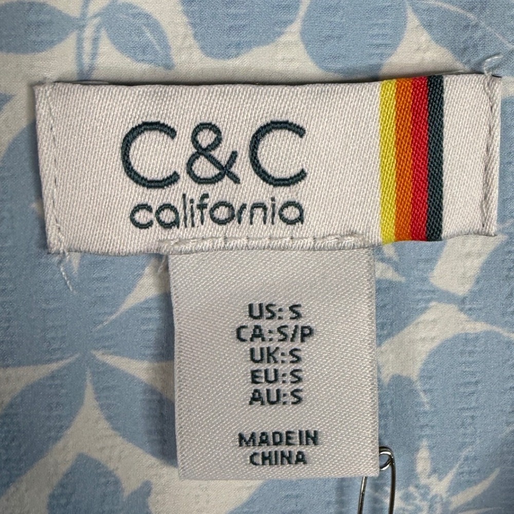 New C&C Floral/Tropical Print Short Sleeve Button Down Shirt size Small Blue/Whi - Picture 2 of 8